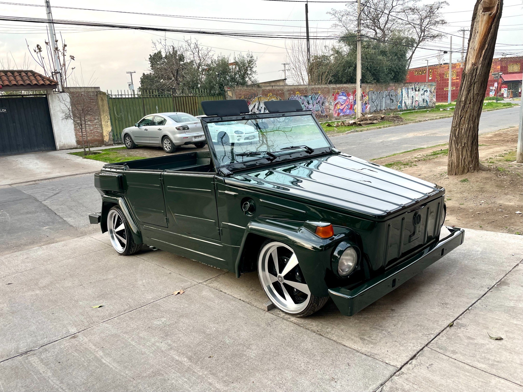Volkswagen clásico restaurado en color verde oscuro