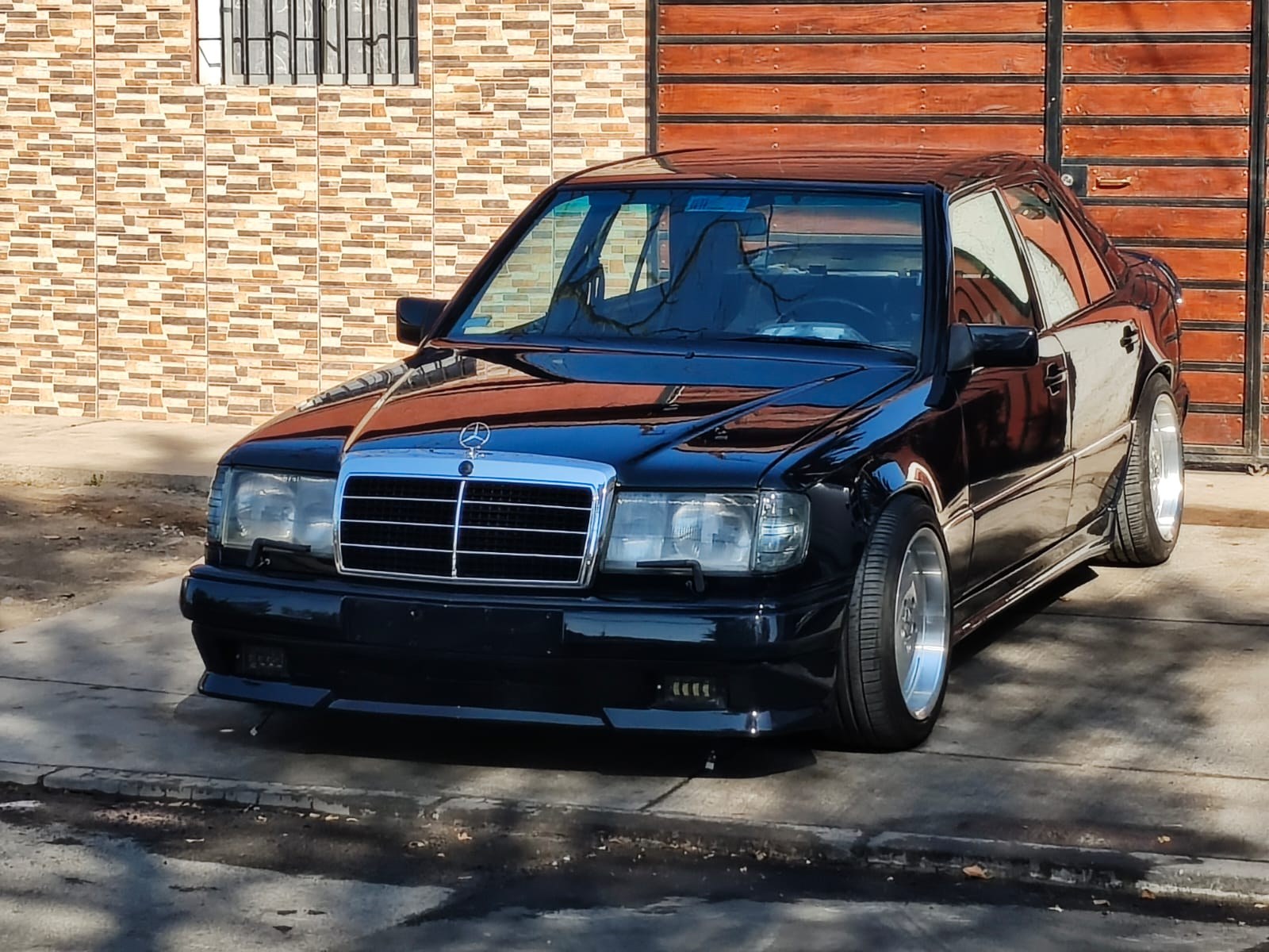 Mercedes clásico negro con terminación brillante