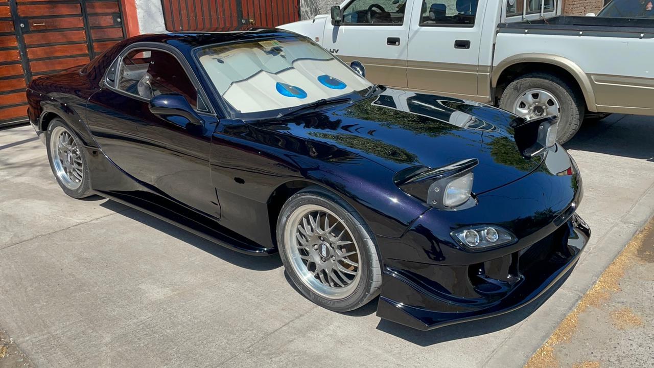 Mazda RX-7 negro con carrocería brillante