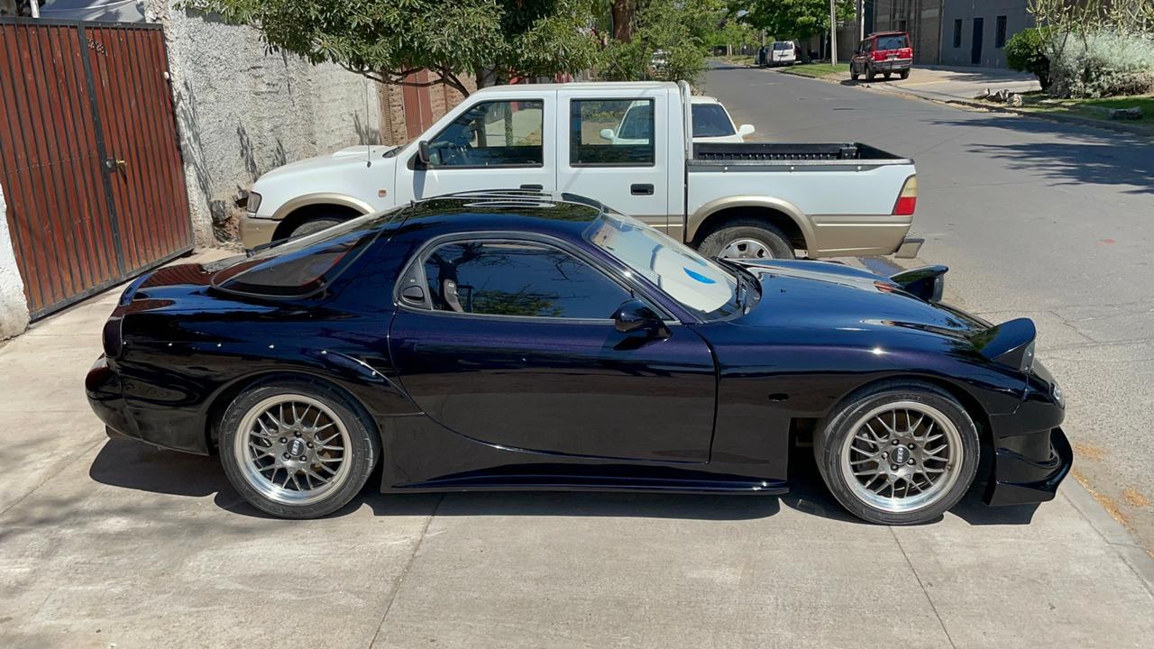 Mazda RX-7 visto de perfil