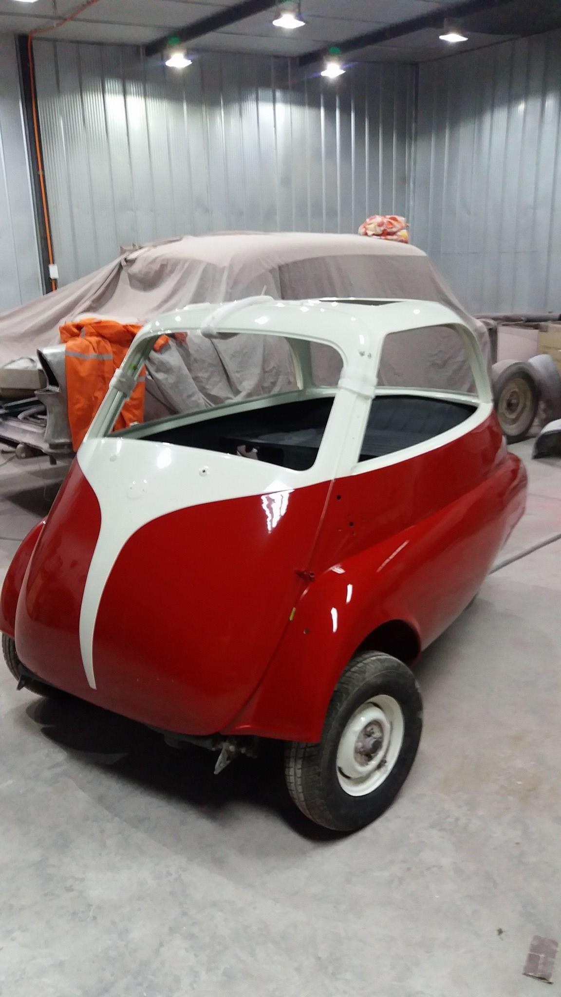 Microcoche en proceso de pintura dentro de cabina