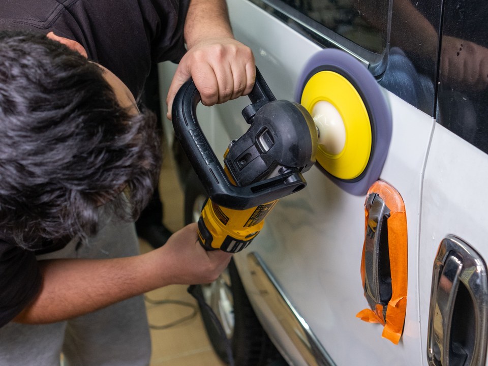 Proceso de pulido y estética automotriz dentro de un taller